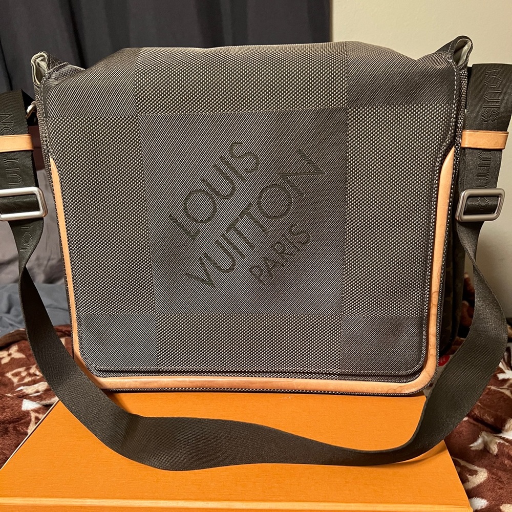 Louis Vuitton Geant Canvas Messenger Bag